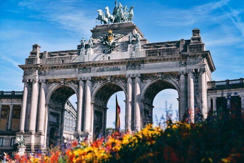 Brandenburgs Porte i Berlin, Tyskland, med klassisk arkitektur og statuer. 4