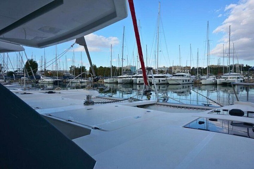 En småbåtshamn med flera segelbåtar förtöjda. 2