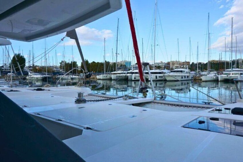 Ein Yachthafen mit mehreren Segelbooten, die anlegen. 4