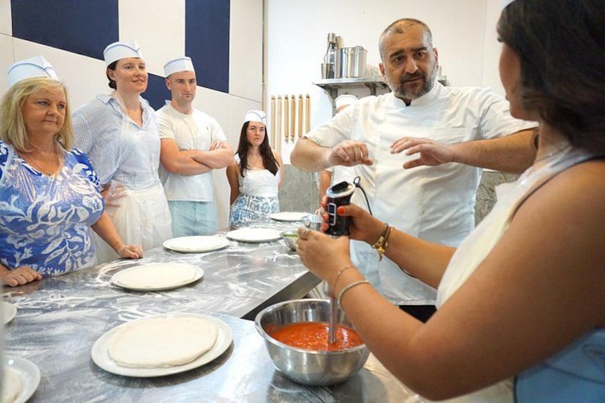 Preparing tomato sauce. 4
