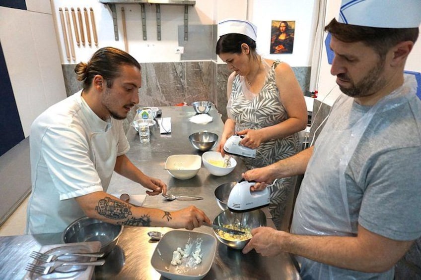 Un groupe de personnes dans une cuisine, en train de préparer des aliments. 2
