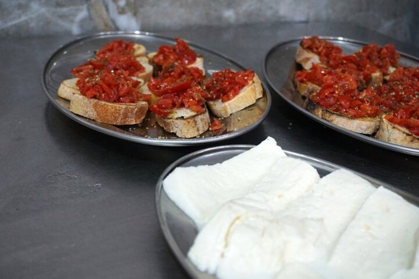 Appetizers: fiordilatte cheese and bruschetta with tomato. 3