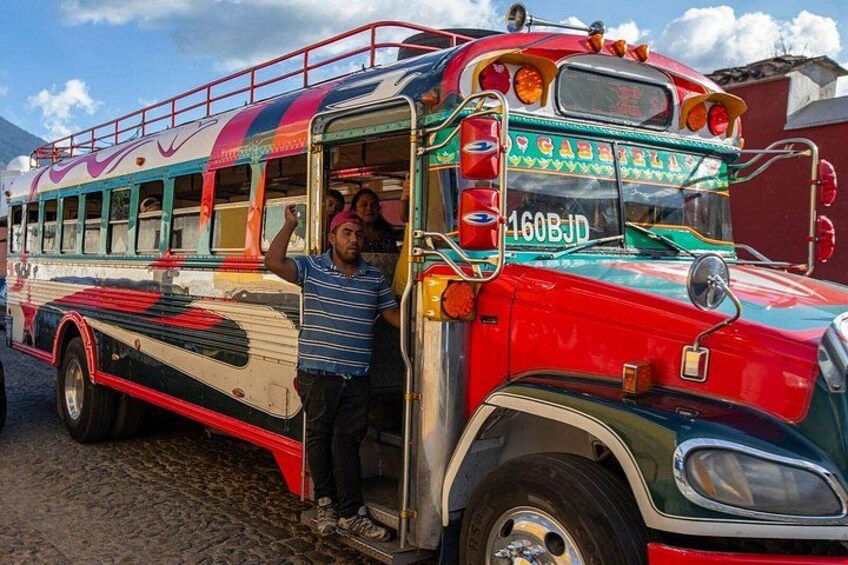 En färgglad buss med registreringsnumret 160BJD stod parkerad på en kullerstensgata. 4