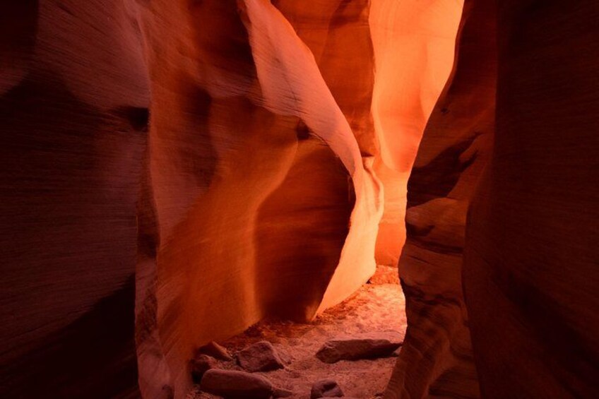 Un canyon étroit aux parois de grès lisses et incurvées, et un passage étroit. 5