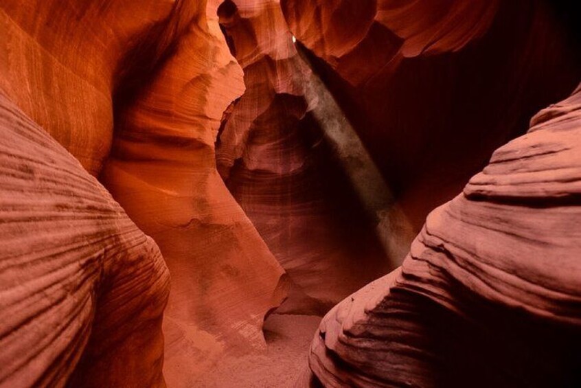 Un canyon aux formations rocheuses stratifiées. 1