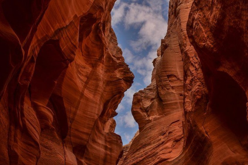 Un canyon aux formations rocheuses stratifiées, sous un ciel dégagé. 3
