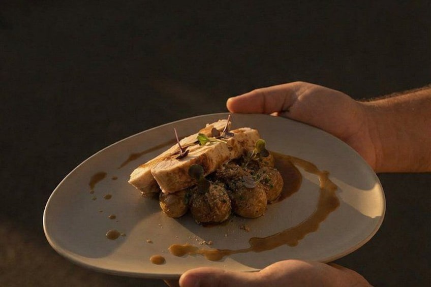Una mano sosteniendo un plato con comida. 4