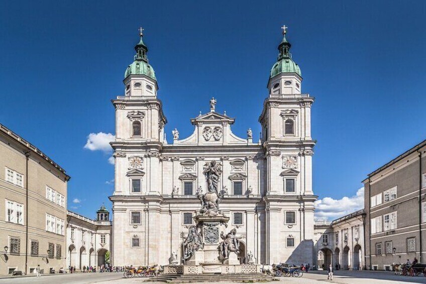 Una chiesa storica con due torri e una statua antistante. 5