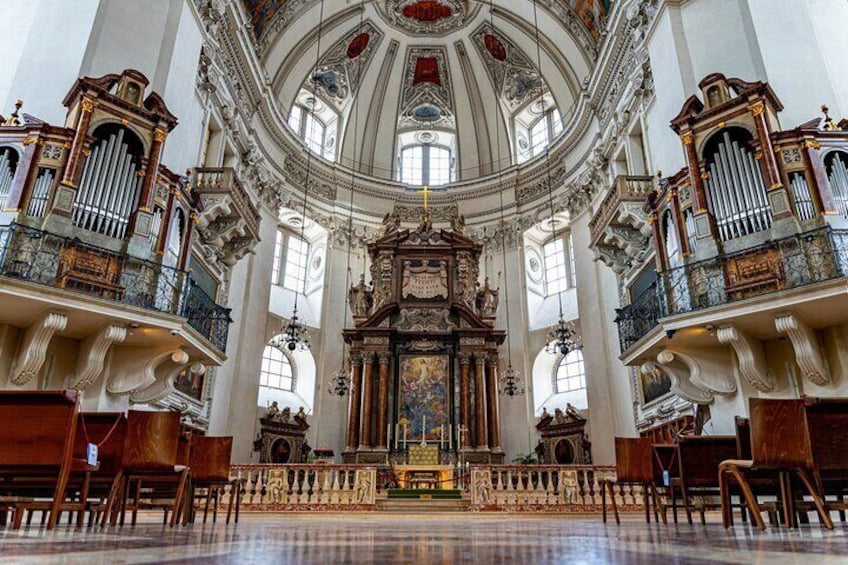 Interno di una chiesa sfarzosa, con soffitto alto, un grande organo e decorazioni elaborate. 4