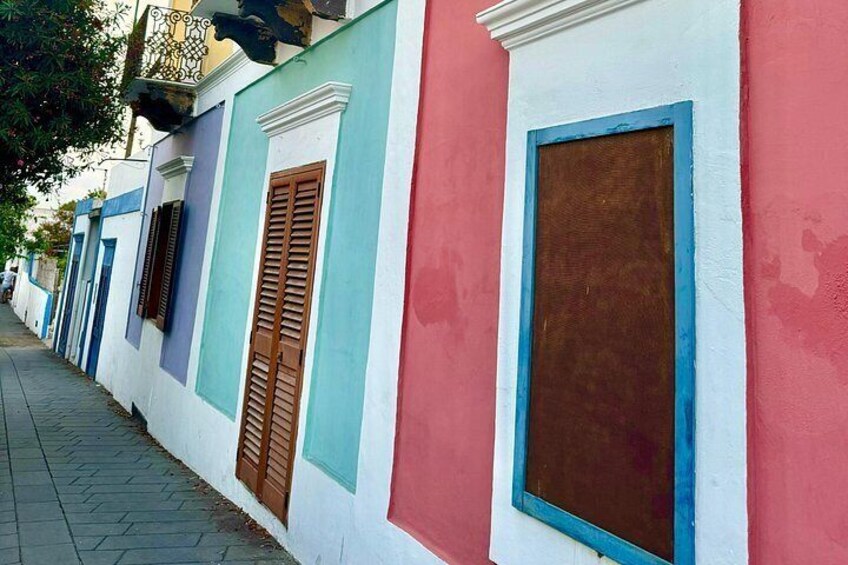 Una fila di edifici colorati con persiane e porte. 3