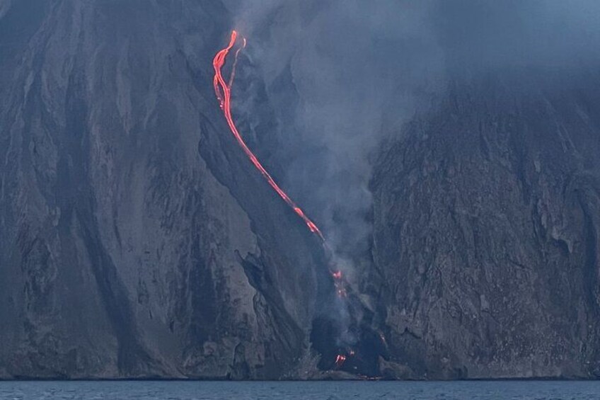 Et udbrud med lava, der flyder ned ad et bjerg. 2