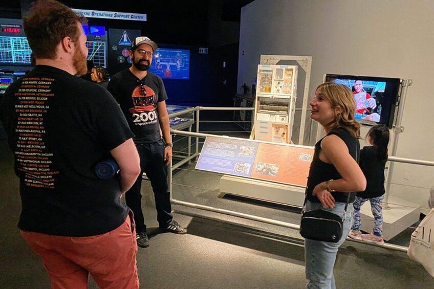 Una exhibición de museo con paneles informativos y una pantalla de televisión. 3