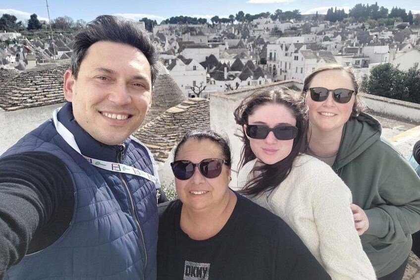 Eine Gruppe von Personen macht ein Selfie vor einer historischen Stadt. 3