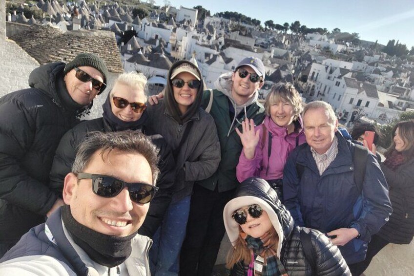 Eine Gruppe von Personen macht ein Selfie vor einer historischen Stadt im Hintergrund. 2