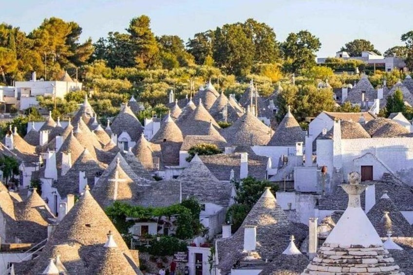Un village où de nombreuses maisons aux toits coniques sont regroupées. 4