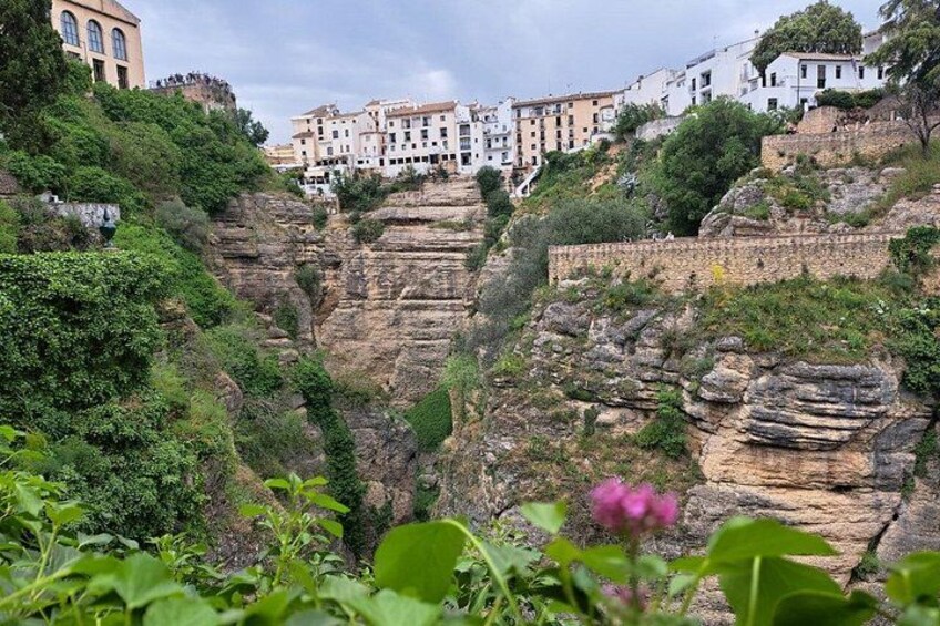 Un acantilado rocoso con edificios construidos en la cima. 5