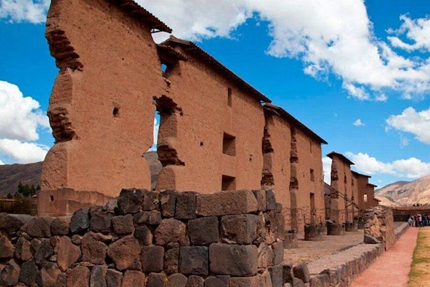 Antiguas construcciones de adobe con paredes de piedra y cielo despejado. 4