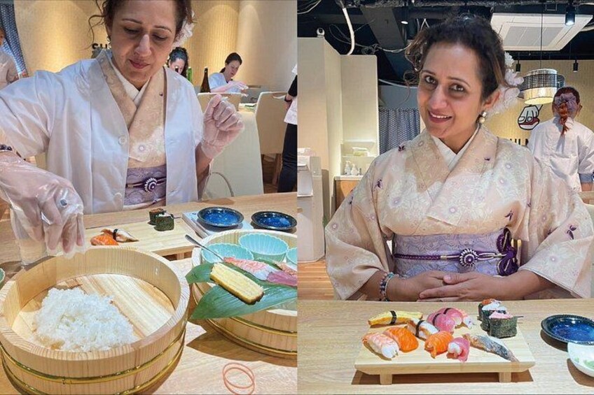 En person i traditionell dräkt som tillagar sushi vid en disk med olika ingredienser och redskap. 3