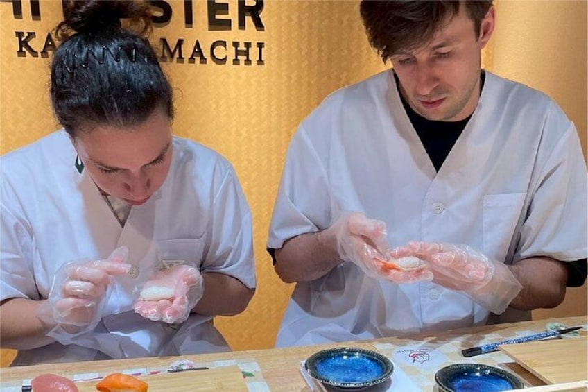 Dos personas con batas blancas manipulando alimentos. 4