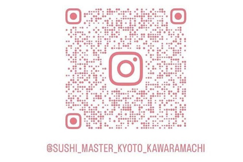 Un código QR con un calograma de temática de sushi. 3