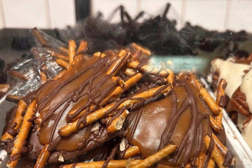 Una bandeja con pretzels bañados en chocolate y malvaviscos. 5