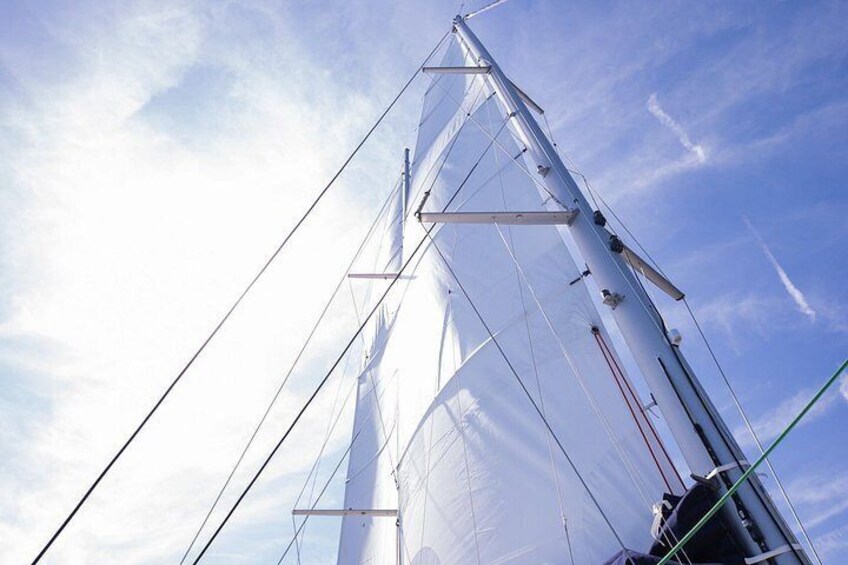 Ein Segelboot mit mehreren Masten und Takelage vor blauem Himmel. 4