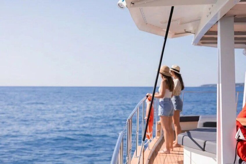 Dos personas en la cubierta de un barco, una sosteniendo una caña de pescar. 1
