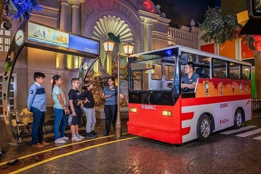 Un autobus rouge et blanc avec des passagers qui attendent à un arrêt de bus. 5