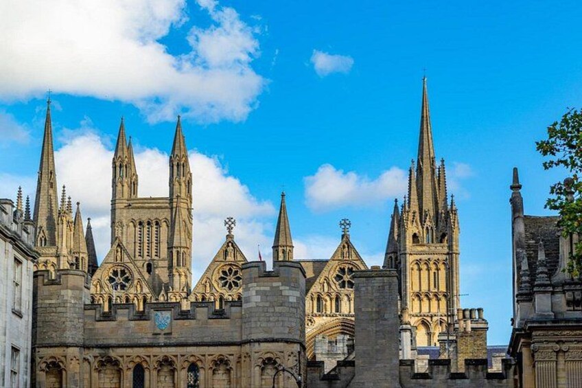 Una catedral histórica con múltiples agujas y detalles arquitectónicos intrincados. 2