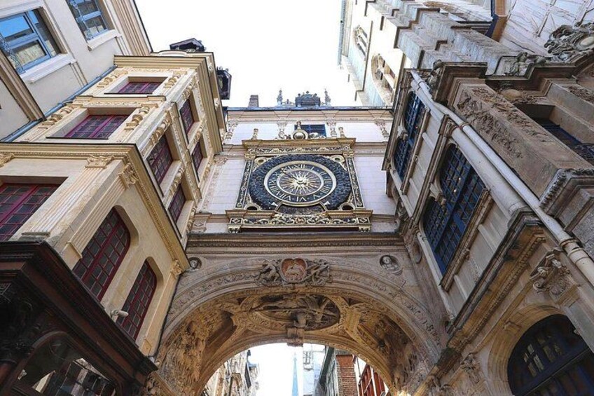Una torre de reloj ornamentada con tallados intrincados y una esfera horaria grande. 4