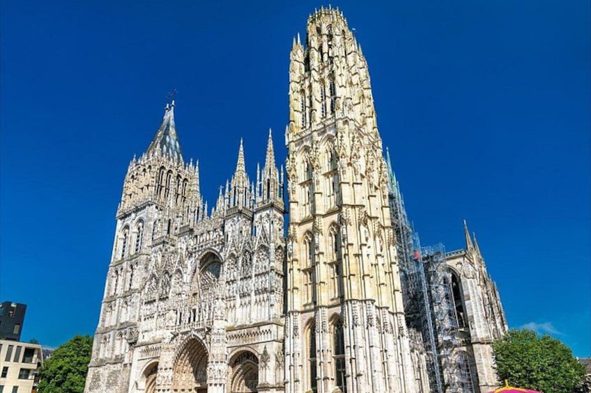 Una catedral gótica con intrincados trabajos en piedra y múltiples agujas. 3