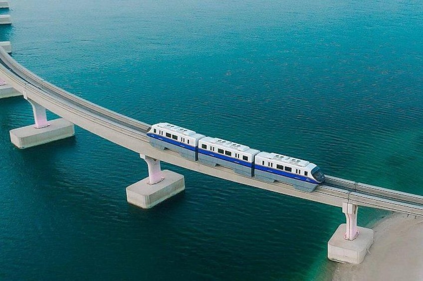Un train sur un pont enjambant une étendue d’eau. 1