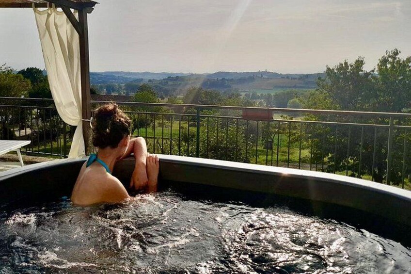 Aperitif in the pool overlooking the monferrato with tasting 1