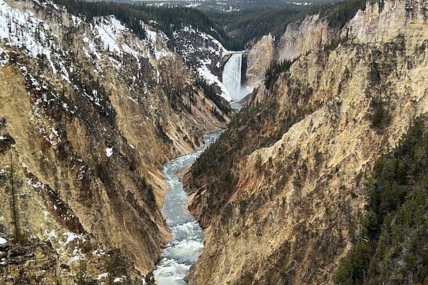 Un cañón con río, cascada y riscos nevados. 5