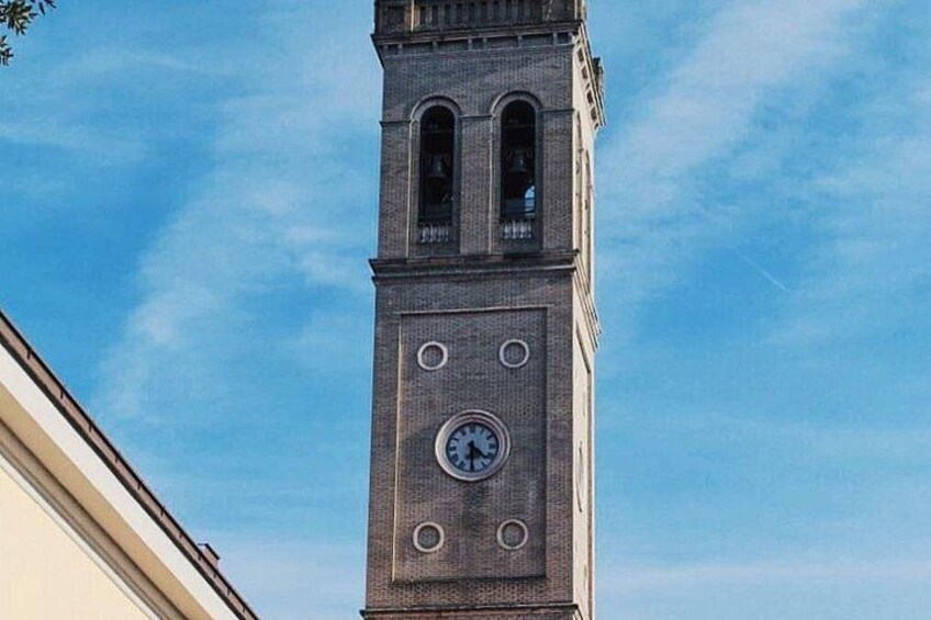Ein Kirchturm mit blauem Himmel im Hintergrund. 4