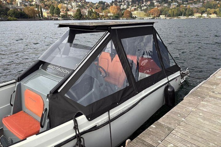 Un barco amarrado en un muelle, con un paisaje urbano al fondo. 3