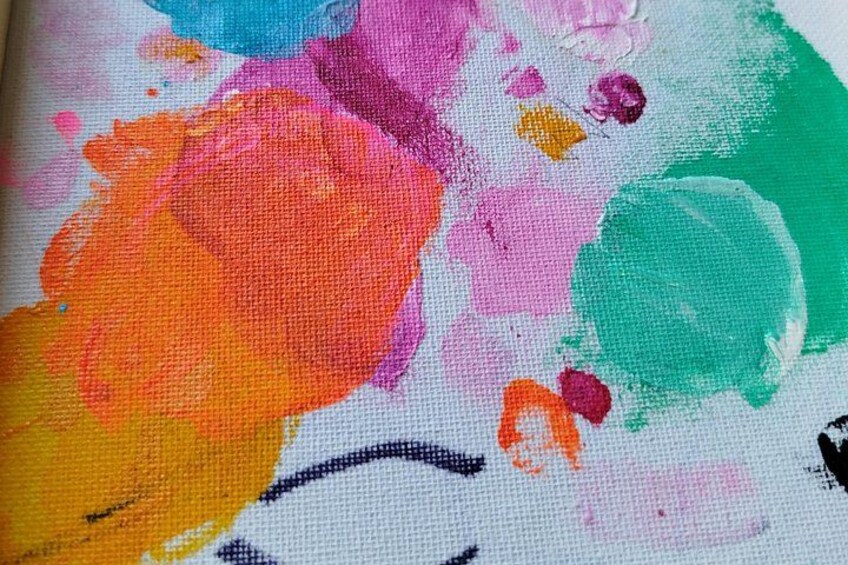 Un gros plan d’une toile parsemée d’éclaboussures de peinture aux couleurs vives. 2