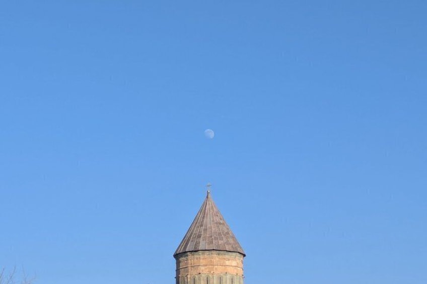Un ciel d’un bleu limpide, avec un croissant de lune et le clocher d’une église. 5