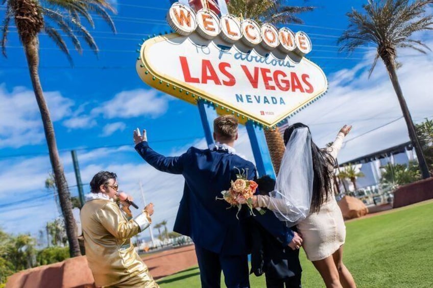 Ein Paar steht vor einem Schild mit der Aufschrift 'Welcome to Las Vegas'. 4