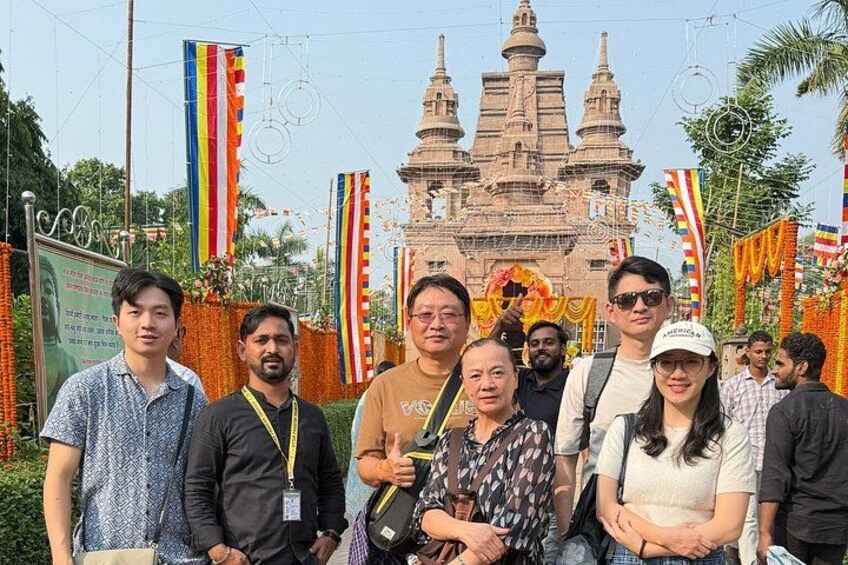 Un groupe de personnes se tient devant un temple doté de plusieurs flèches. 3