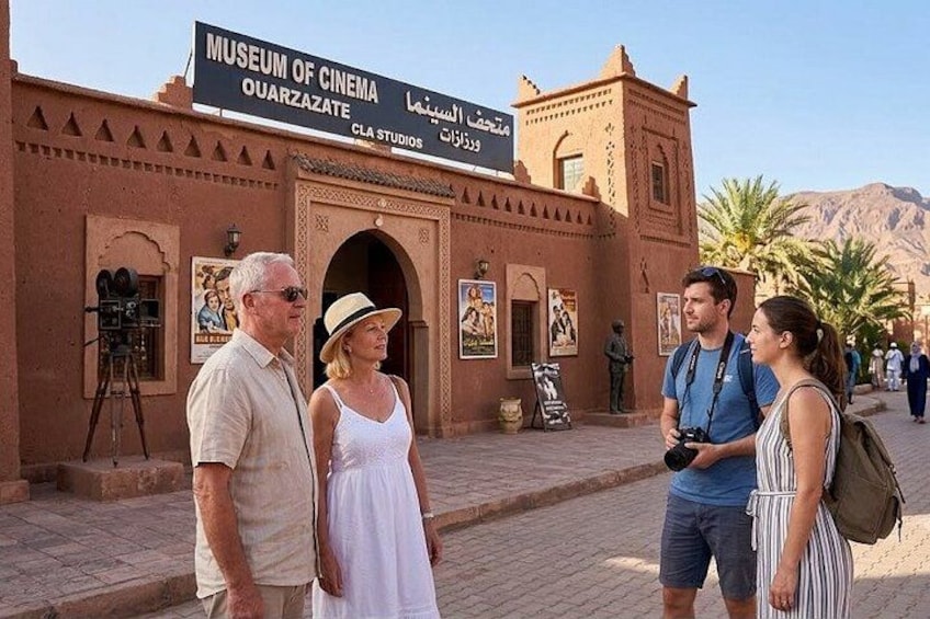 Un edificio con un letrero que dice 'Museo de Cine Ouarzazate'. 2