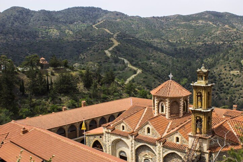 Une église dotée d’un clocher et de fenêtres en arc de cercle, entourée d’un paysage montagneux. 2