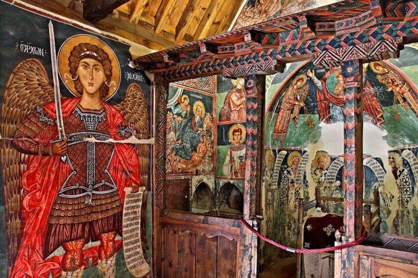 L’intérieur d’une église, orné d’icônes religieuses, doté d’une architecture en bois et surmonté d’une toiture rouge. 4