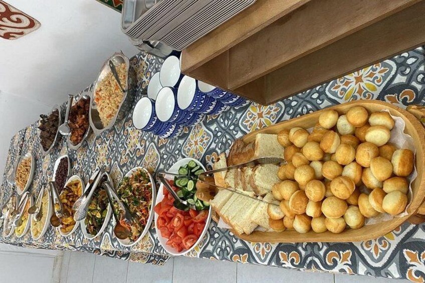 Ein Buffet mit verschiedenen Speisen und Brot. 2