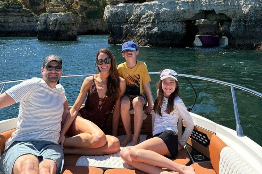 Un groupe de personnes se trouve sur un bateau, près de falaises rocheuses. 4