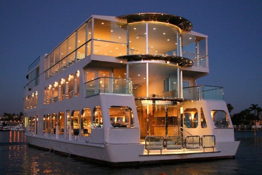 New York City Dinner Cruise on Luxury Yacht with Live Music 1
