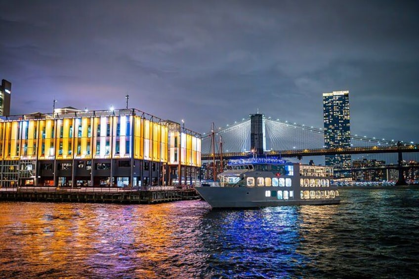 New York City Dinner Cruise on Luxury Yacht with Live Music 5