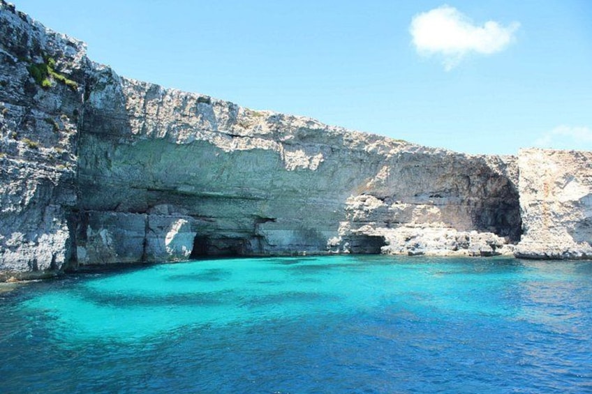 Entrada a una cueva costera con agua turquesa cristalina. 4