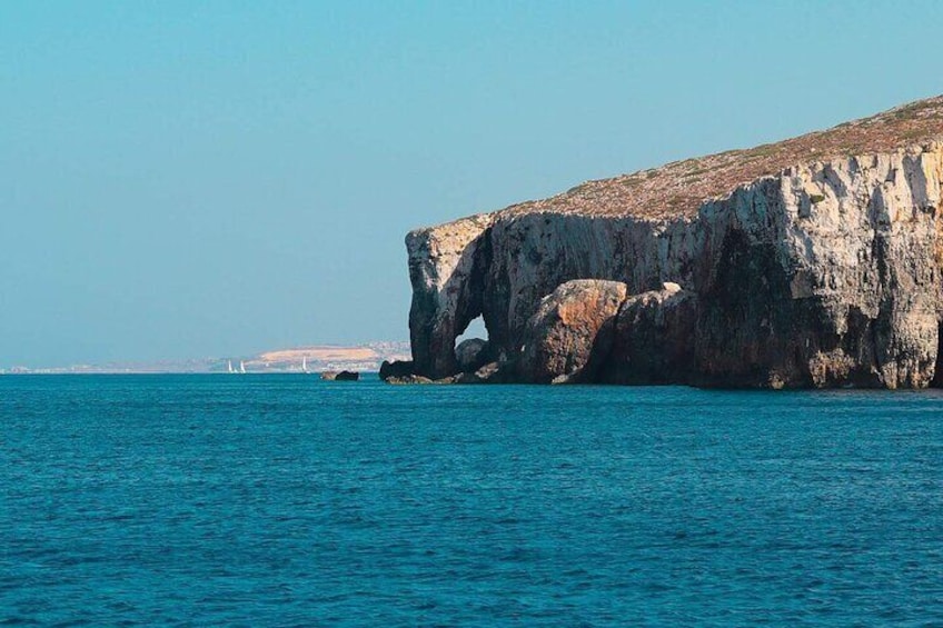 Un paysage côtier caractérisé par une formation rocheuse imposante, notamment une arche naturelle. 3