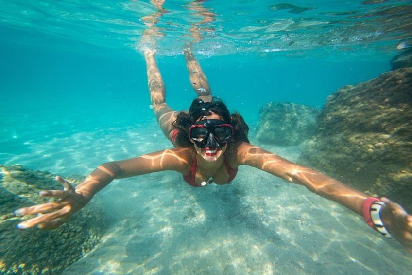 Una persona practica snorkel bajo el agua. 2